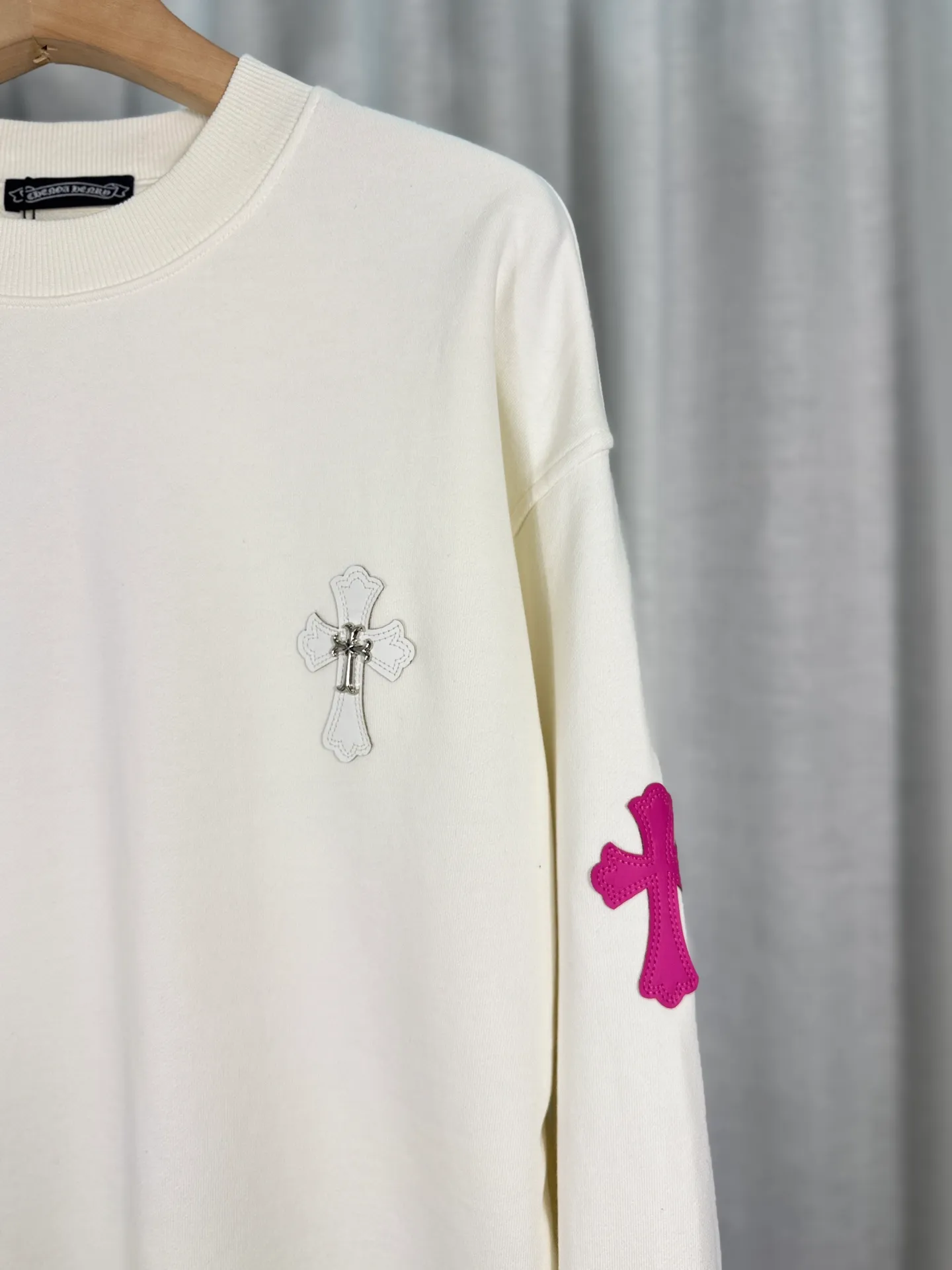 P260 top version, real shot without P, ​​different from market currency) 𝗖𝗵𝗿𝗼𝗺𝗲 𝗛𝗲𝗮𝗿𝘁𝘀/Cro Heart 2025 washed patch embroidery autumn and winter new original single counter American laser burnt 3D three-dimensional color embroidered couple casual sweatshirt 👑The highest version! Customized fabric 420g tripe terry fabric! American acid-washed and distressed original fabric laser burnt ✟appliqué embroidery and exquisite embroidery of letters! The best-selling model in the counter, very comfortable to wear. Accessories: original molded and authenticated collar label➕100% silk wash label. Genuine purchase-grade original hangtag➕matching hanging rope➕3D hanging beads➕original packaging bag. Craftsmanship: The original version has consistent wiring! The highest version of the armhole matching technique! Color: White Black Size: S M L XL Style No.: 9303